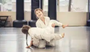 2 jeunes enfants faisant du baby judo