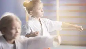 2 jeunes enfants faisant du baby karaté